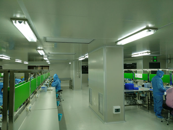 精密電子潔凈車間員工穿戴藍色潔凈服在工作